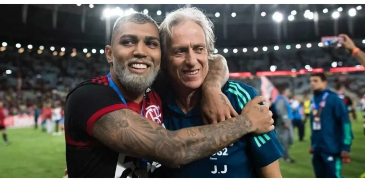 Apesar de mostrar que sente falta, ele também faz questão de entrar em polêmica com o clube