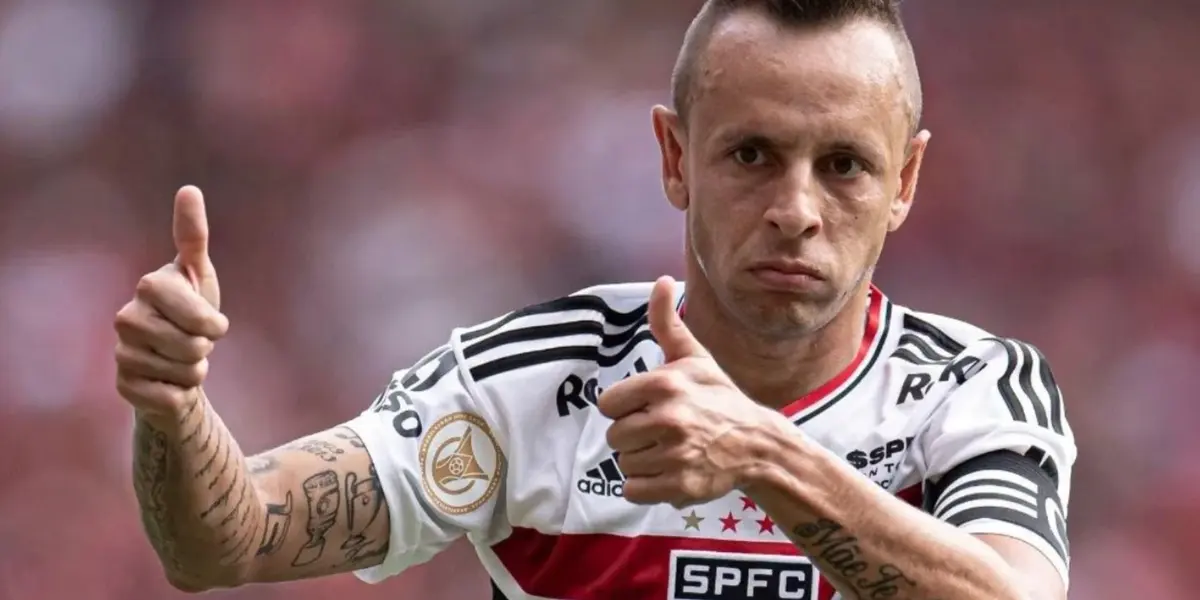 Após deixar o Flamengo, Rafinha diminuiu salário para vestir camisa do São Paulo e agora está próximo de se aposentar.