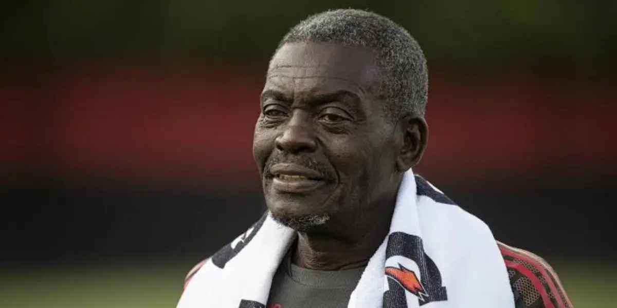 Denir foi homenageado pelo jogadores logo após a vitória sobre o Vélez, na última quarta-feira (14)