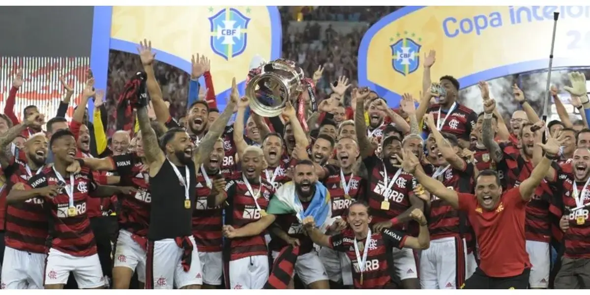 Diversos jornalistas apontaram problemas durante a entrega da taça aos jogadores rubro-negros