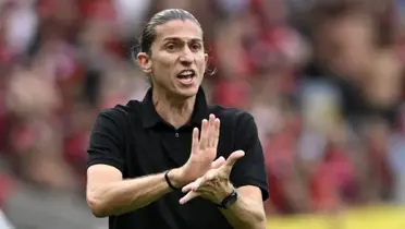 Filipe Luís treinou os times sub-17 e sub-20 do Flamengo, e assumiu o profissional no lugar de Tite