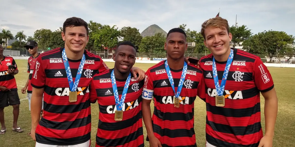 Flamengo e Olympiacos chegam em um acordo por Ramon e o lateral-esquerdo está de saída do clube carioca