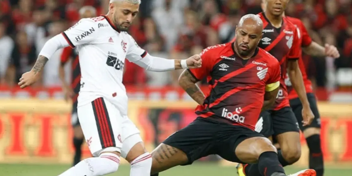 Flamengo vai vencendo por 1 x 0 e Athletico-PR está com um a menos
