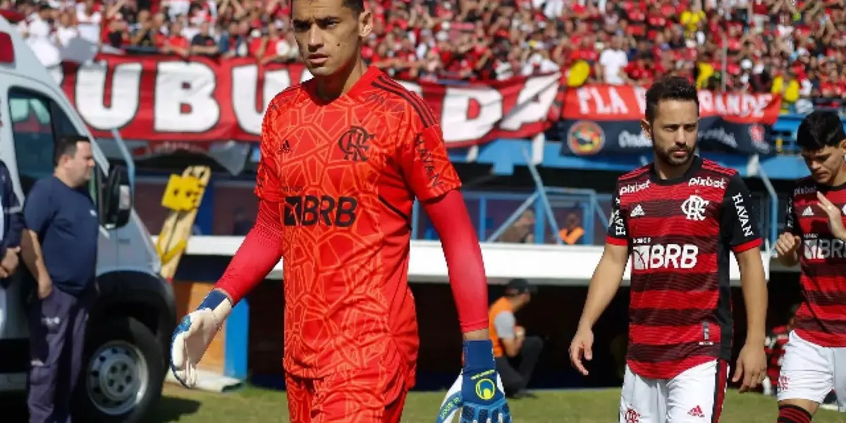 Goleiro do Flamengo sofreu uma joelhada no lance do segundo gol do Athletico, neste domingo (07), e teve de ser substituído