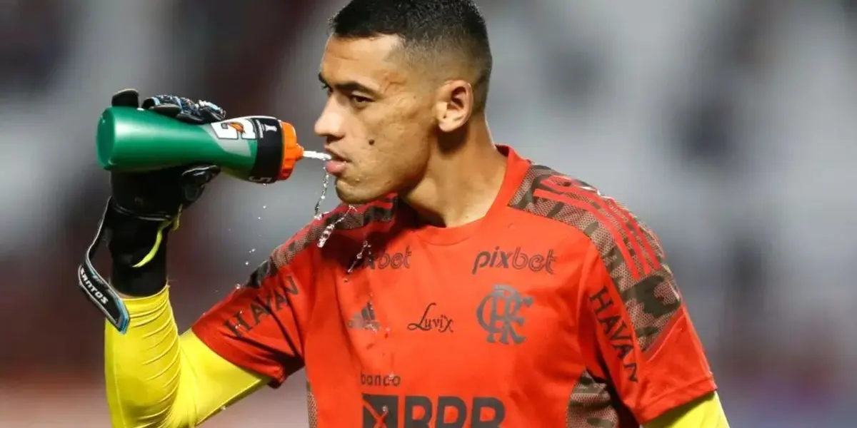 Goleiro rubro-negro foi detonado por grande parte da torcida na Internet