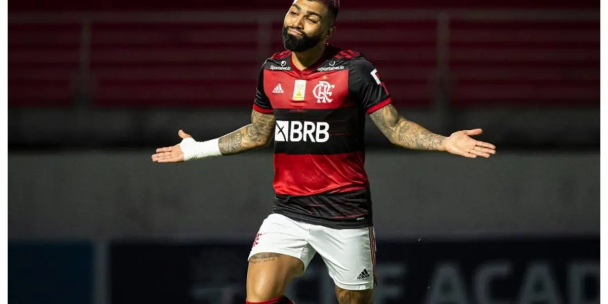 Jogador apareceu ao lado dos principais jogadores do Mengão e irritou a torcida adversária