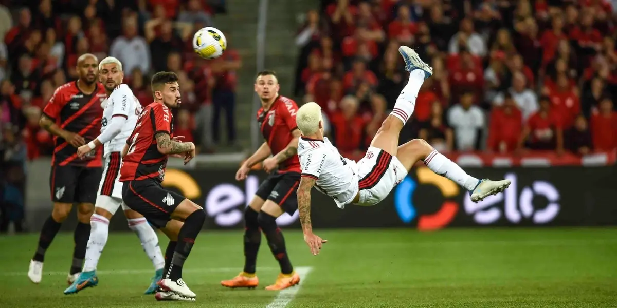 Jogador do Palmeiras fez um belo gol de bicicleta