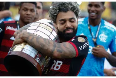 Jogador, que tem passagens pelo Barcelona e Juventus, está de saída