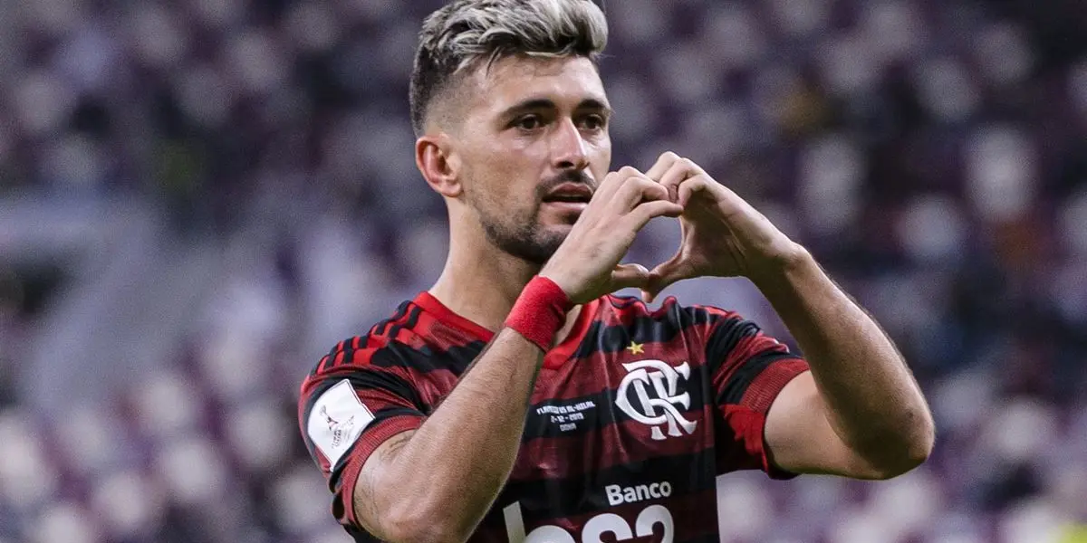 Meia atingiu o marco durante a partida contra o Bragantino
