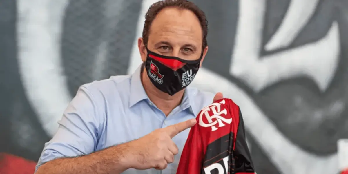 O treinador é querido pelo grupo e também tem apoio de diretores